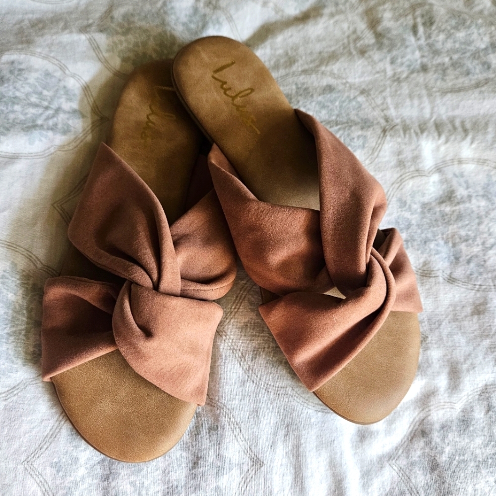 Lulus knotted strap slides